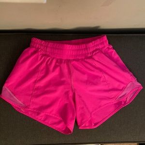 Lululemon Hotty Hot Size 4, 4” inseam, sonic pink